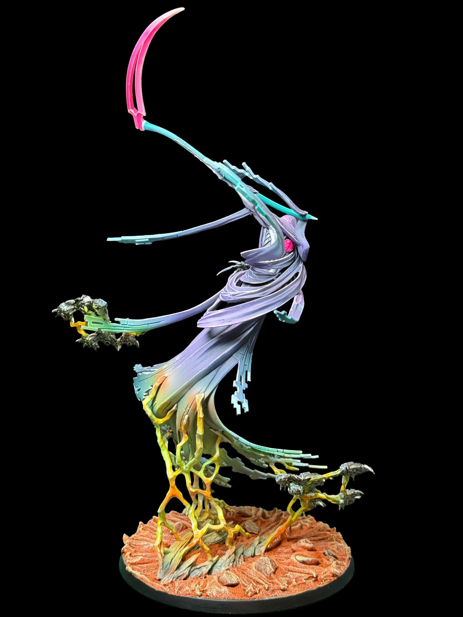 Figurine du Nightbringer peinte en verts-bleu, violet et rose, vue de dos